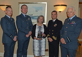 Air Cdre Richard Hill, Sqn Ldr Andy Bull, Mrs Linda Bulloch, Lt Cdr Ron Rumfelt US Navy (P8 Crew)  AVM Andrew Roberts (Vice President).